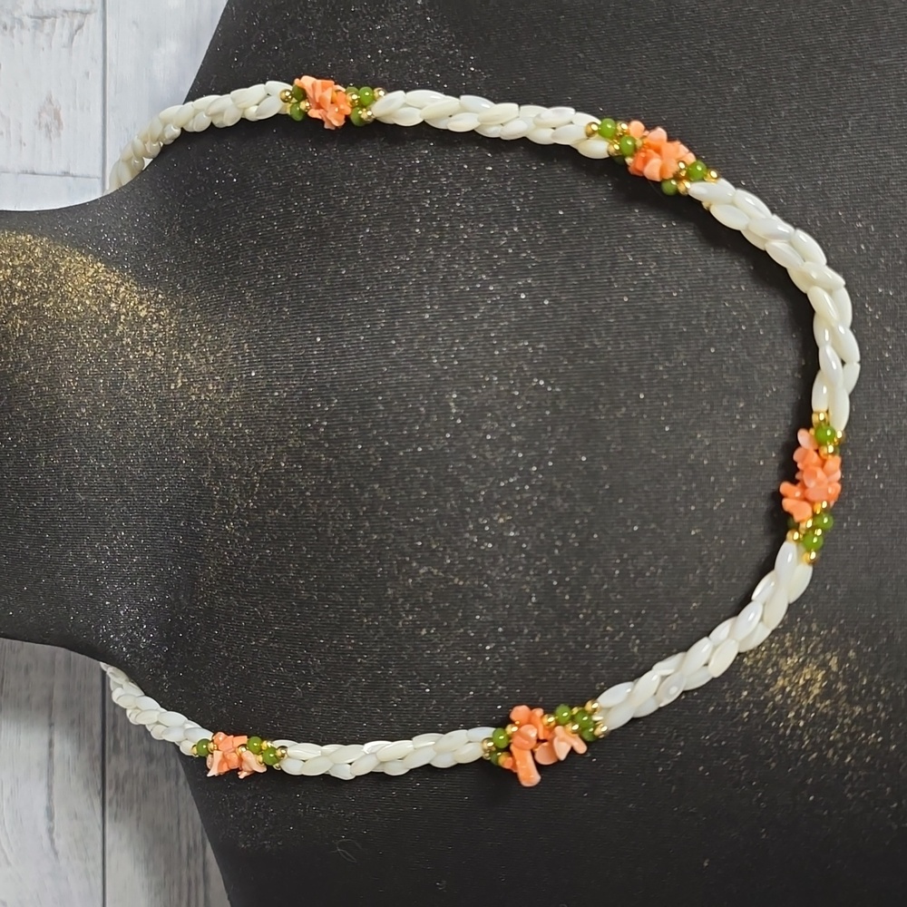 Vintage Mother of Pearl Necklace with Salmon Pink Coloured Shell Chips - Picture 6 of 7
